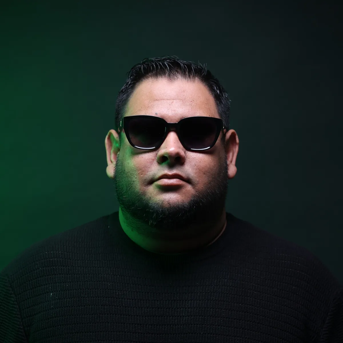 Retrato de J ANTONY con lentes oscuros y luz verde